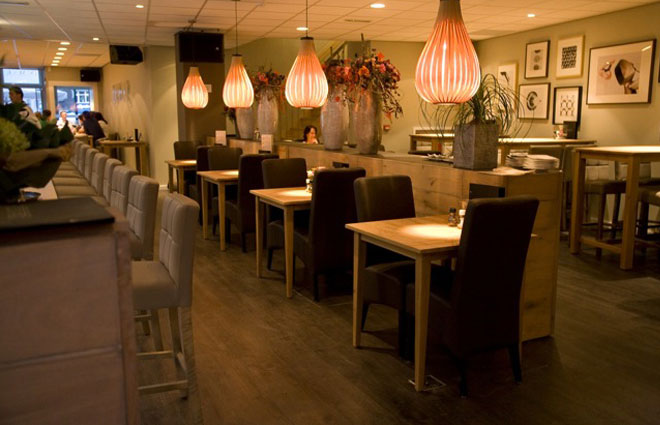 licht armaturen in hout in restaurant boven de tafels