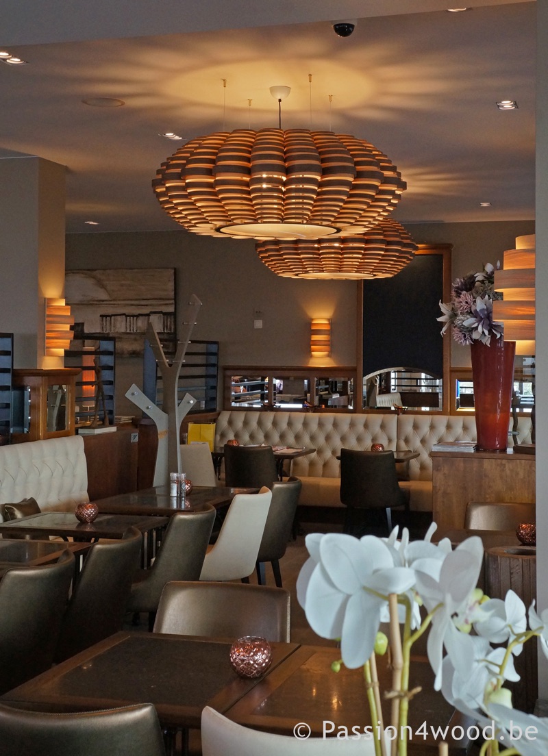 Sunbeach-Glow-big-pendant light in maple wood 1