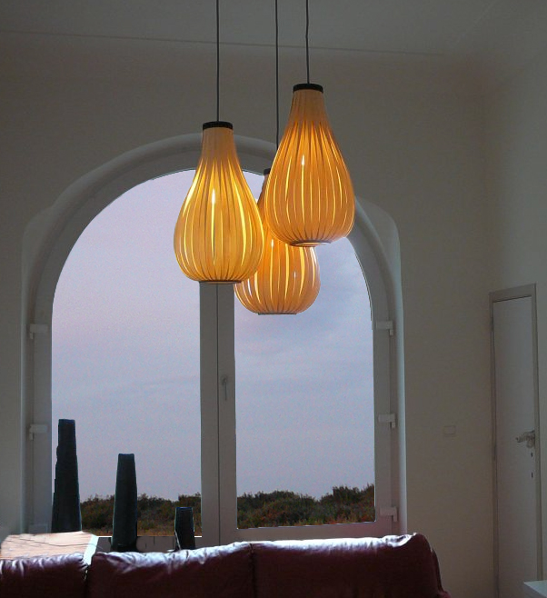 Design verlichting in hout type Rain in living bij klant in oostende