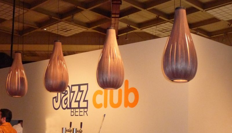 Passion_4_Wood - Rain houten lamp in walnoot op beurs in Jazz beer club