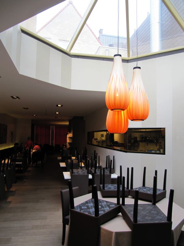 Passion 4 Wood : 3 hanglights - rain drops rose hout  Restaurant La Muse 