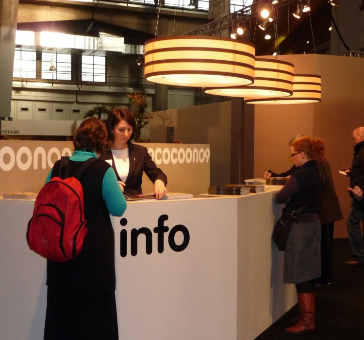 passion4wood houten design verlichting aan info balie cocoon beurs